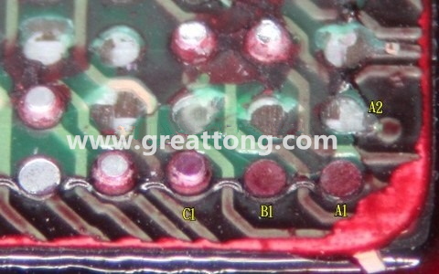 下圖是紅墨水測(cè)試后將PCB板子拿回來(lái)側(cè)一個(gè)角度拍攝的照片，就可以很清楚的看到錫球黏在PCB端，或不在PCB端。